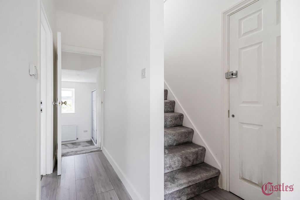 Property photo 3 of 14 Hallway