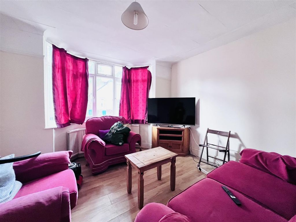 Property photo 3 of 10 Lounge