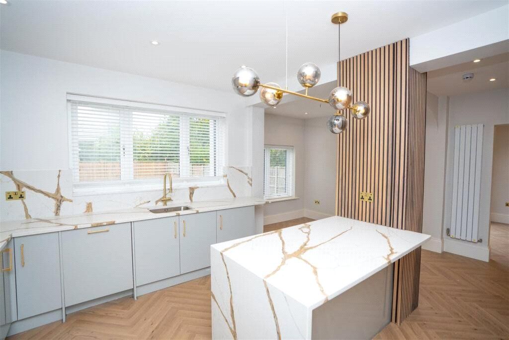 Property photo 3 of 11 Kitchen