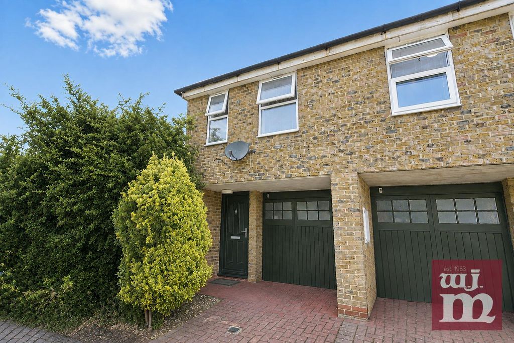Property photo 1 of 11 Elmgreen Close