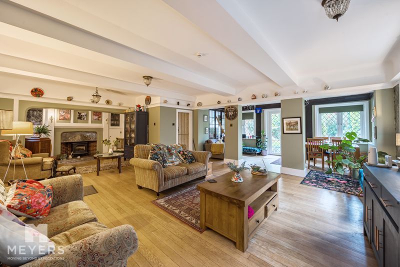 Property photo 3 of 23 Lounge