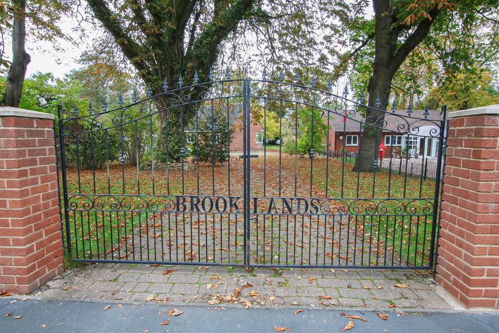 Property photo 2 of 21 Outside