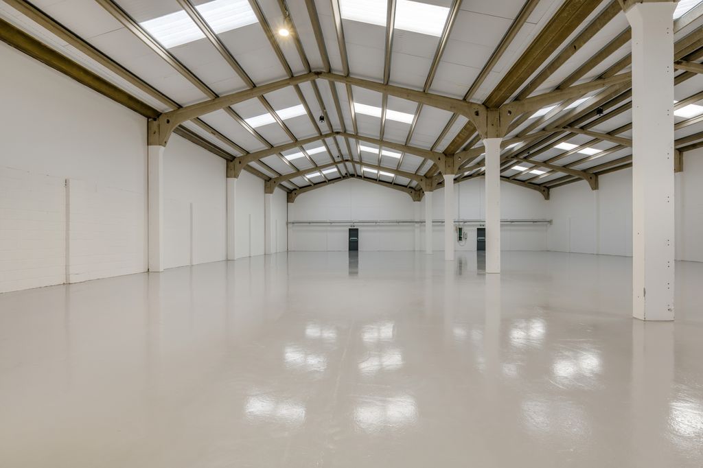 Property photo 3 of 21 8668976-Interior06-800