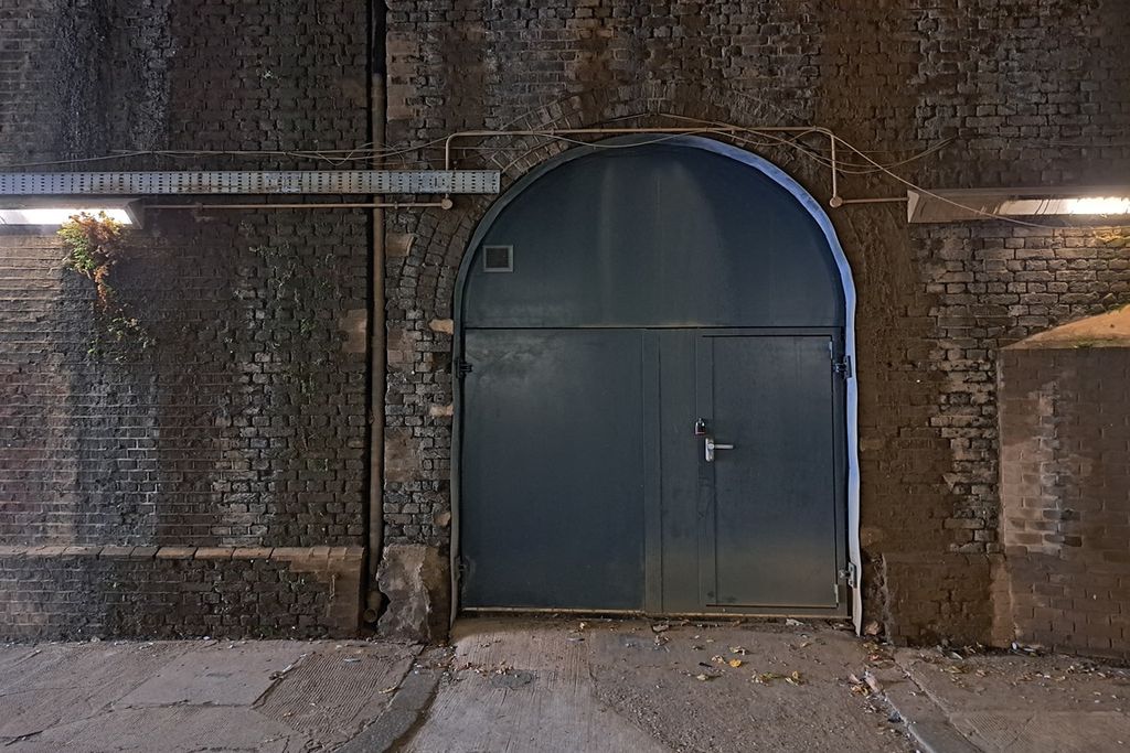 Property photo 2 of 2 The Front Of An Arch.