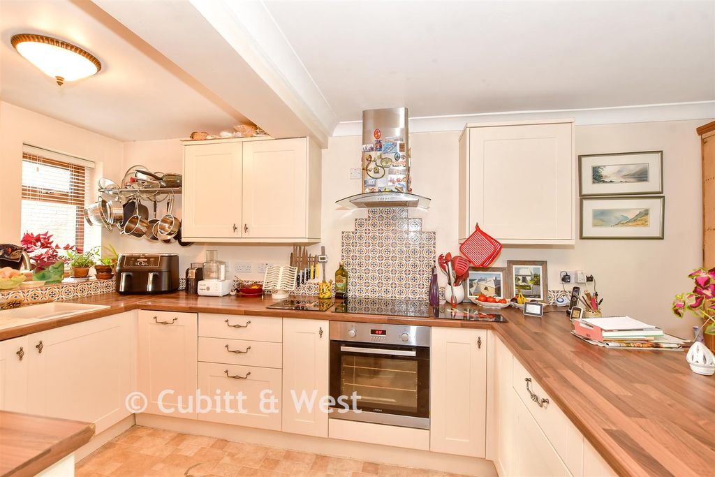 Property photo 1 of 11 Kitchen/Dining Room