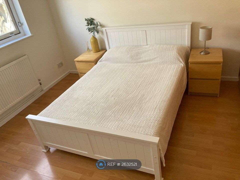 Property photo 3 of 10 Middle Room