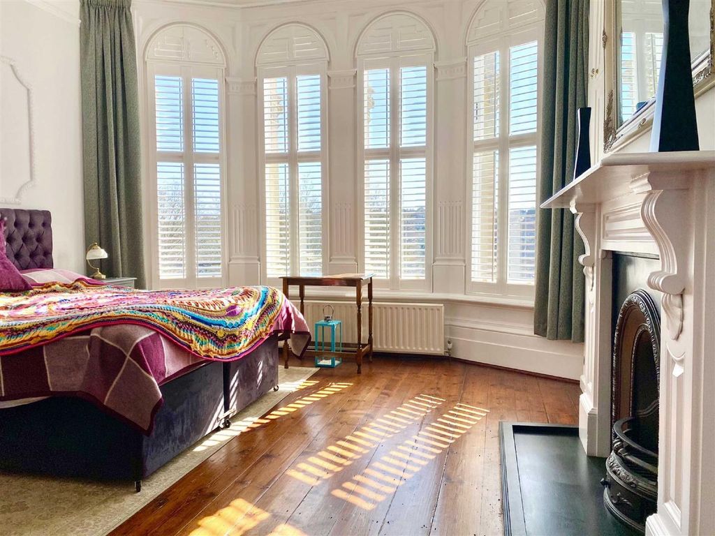 Property photo 2 of 50