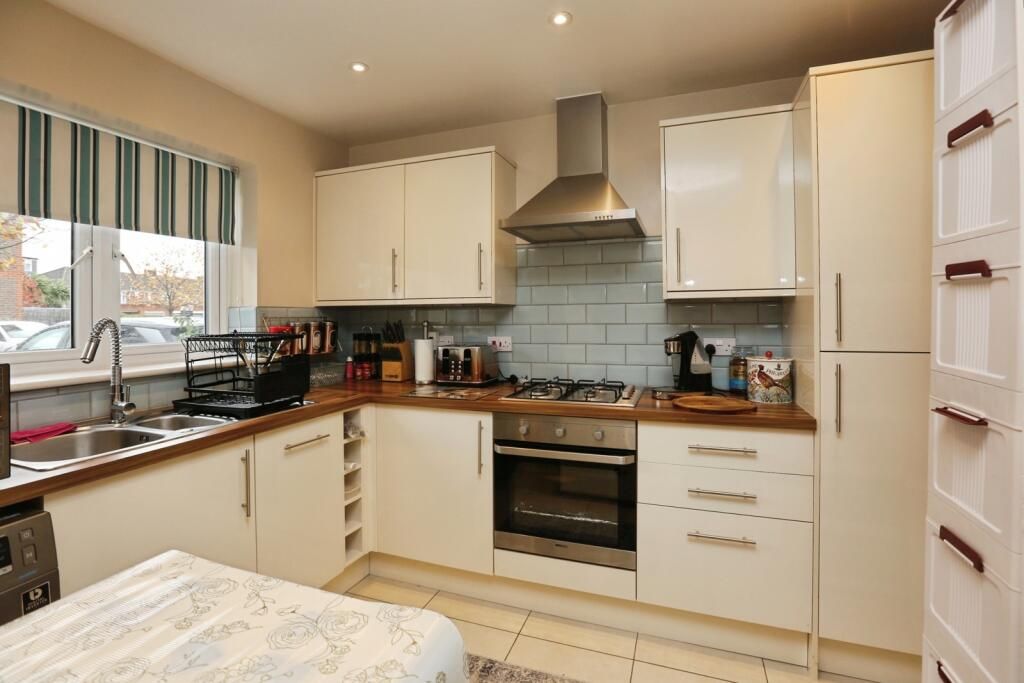 Property photo 2 of 11 Kitchen