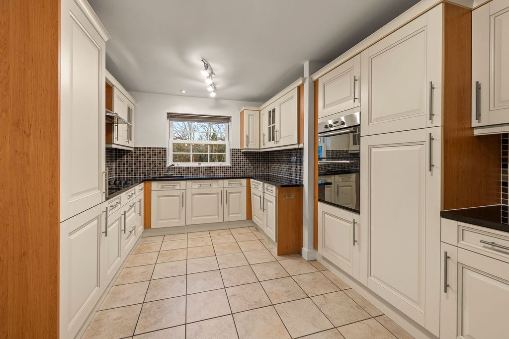 Property photo 2 of 24