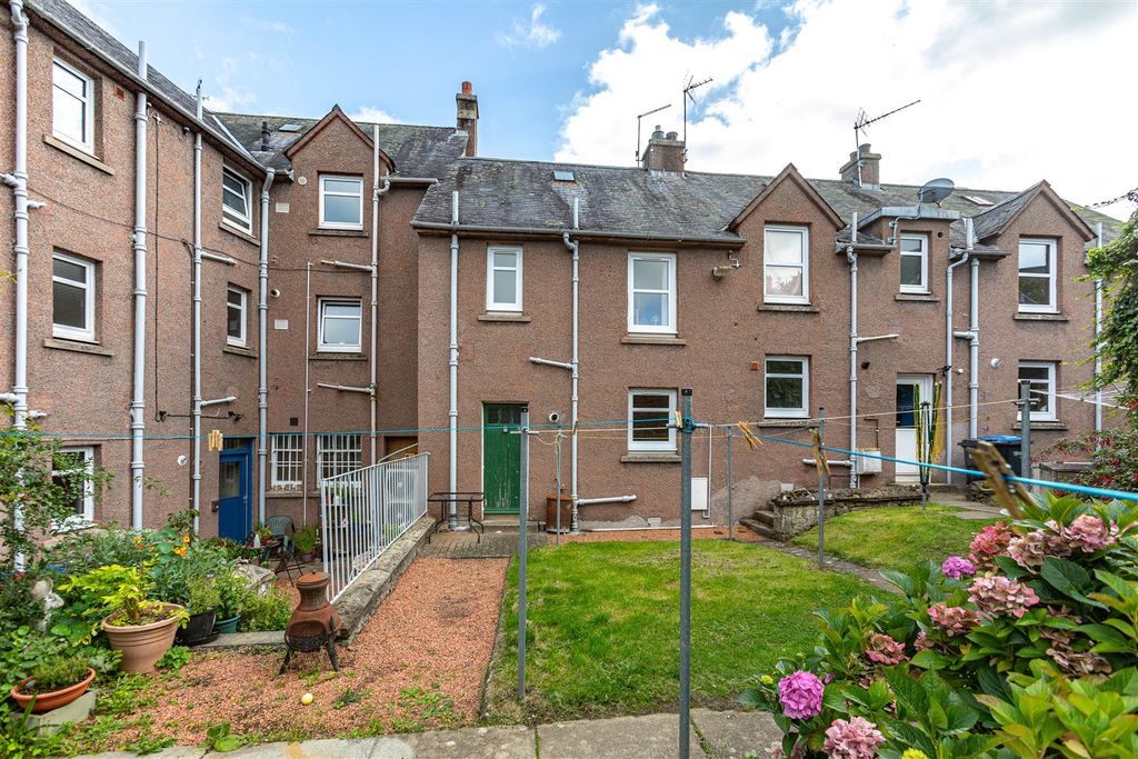 Property photo 2 of 26 16 Morrow Gardens Melrose 39.Jpg