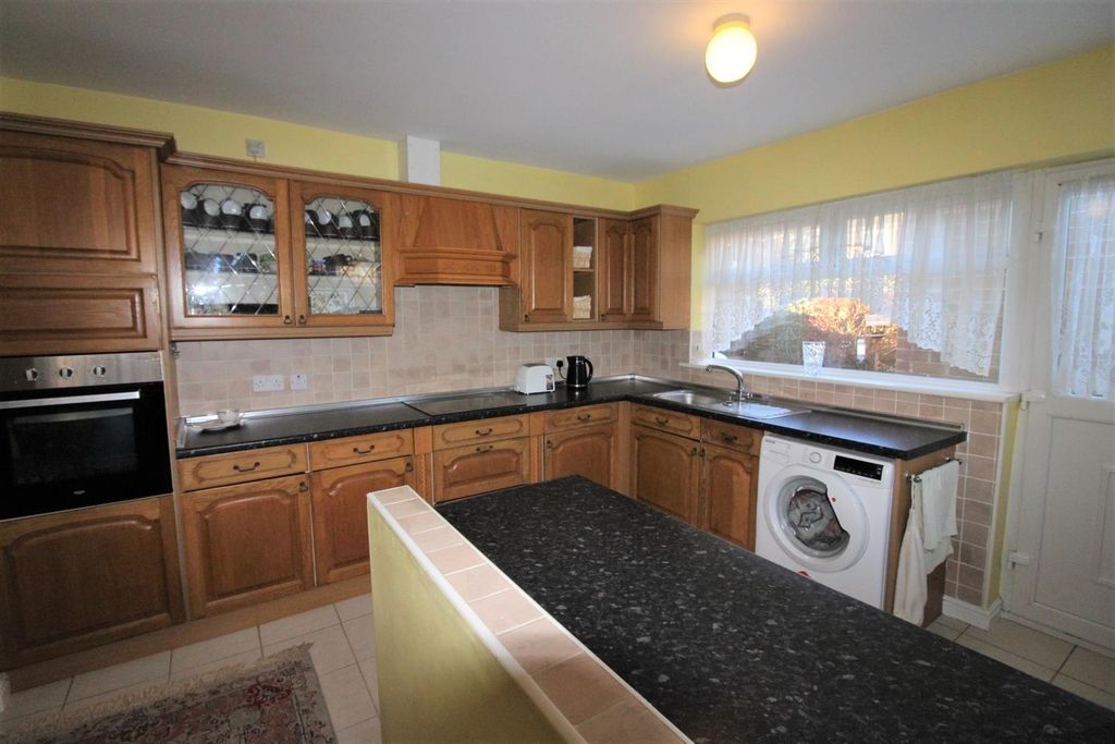 Property photo 3 of 10 Kitchen.Jpg