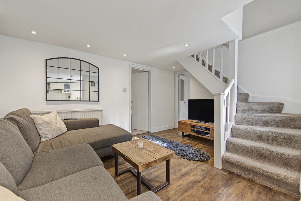 Property photo 1 of 12 Lf, 53 Green Lanes N16 9Bu-10