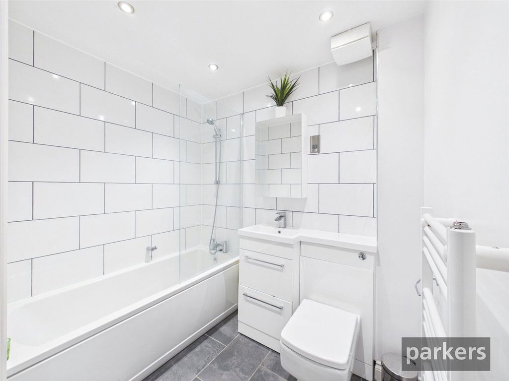 Property photo 3 of 17 Bathroom