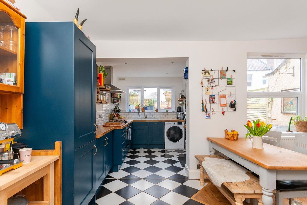 Property photo 3 of 25 1A9Rwl - Dining Room E.Jpg