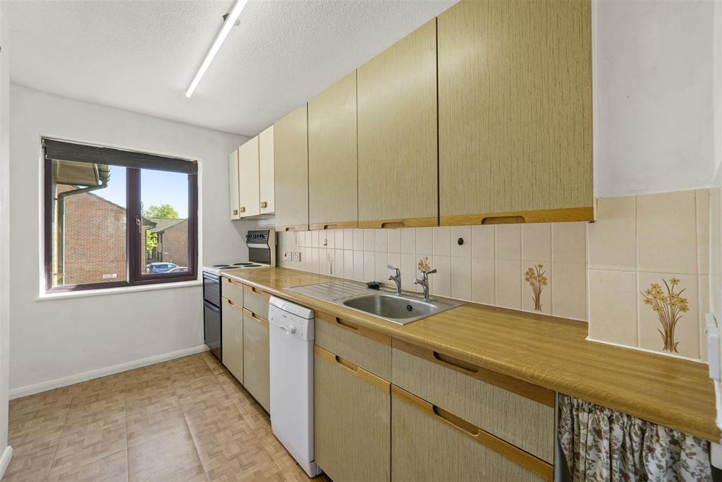 Property photo 2 of 8 38 Betjeman Close - Aqx9Y0O8Dw412Huvnzpz (Id 14742