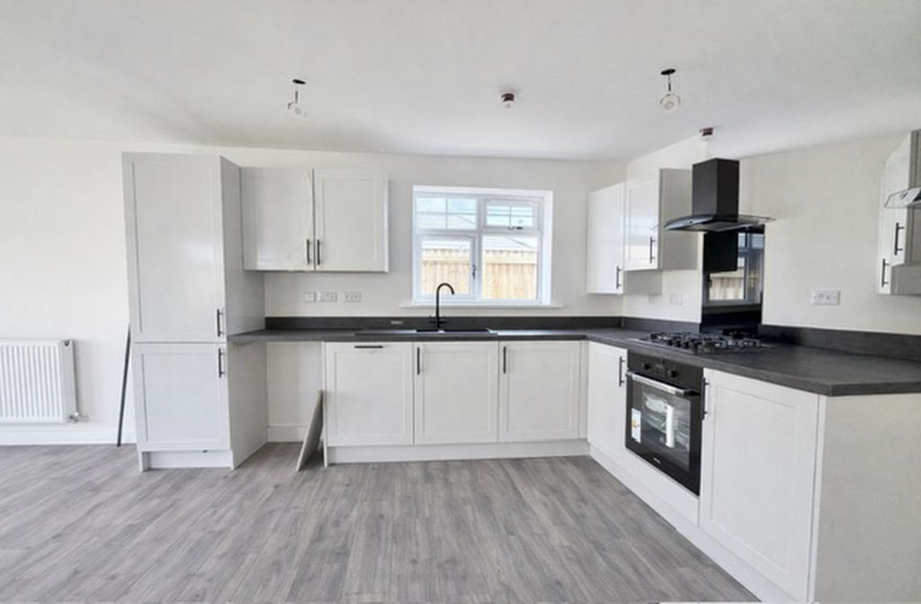 Property photo 3 of 16 Kitchen