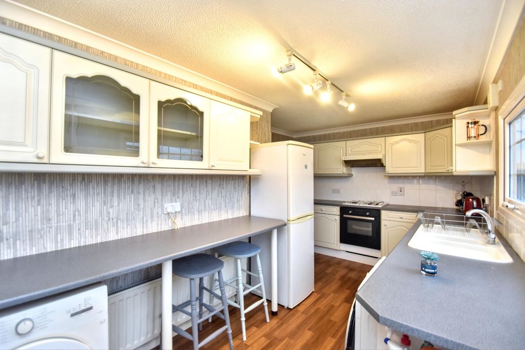 Property photo 3 of 17 Kitchen