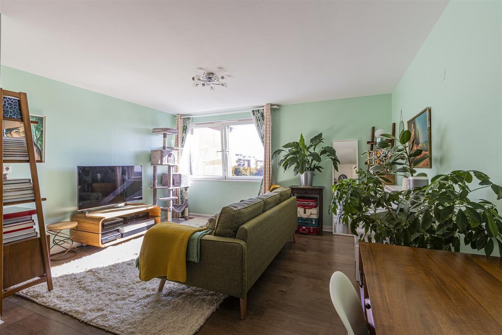 Property photo 3 of 16 Zurich House 223-7.Jpg