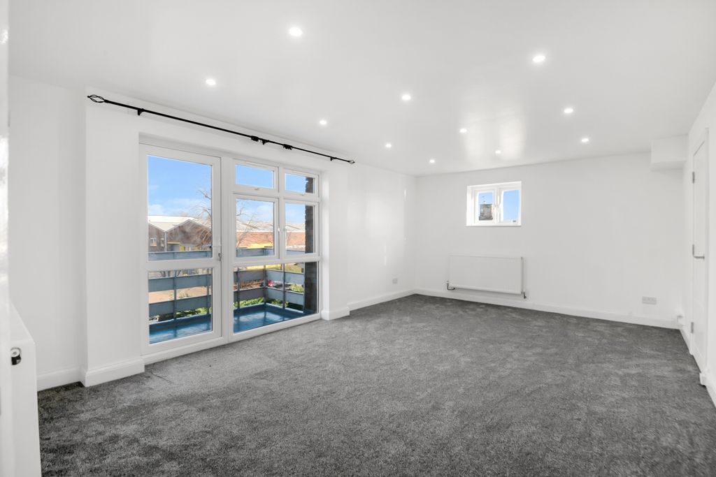 Property photo 1 of 13 Photo 3