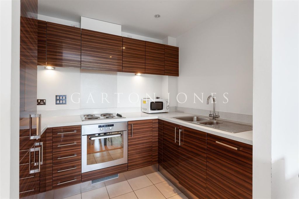 Property photo 3 of 9 Kitchen