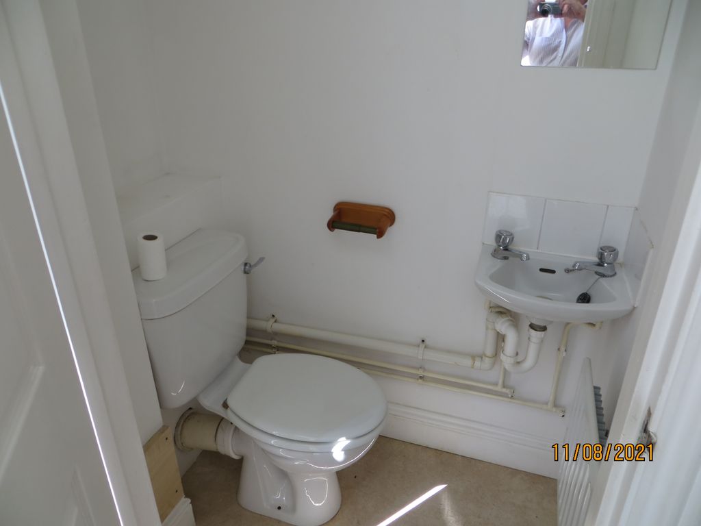 Property photo 3 of 11 Cloakroom