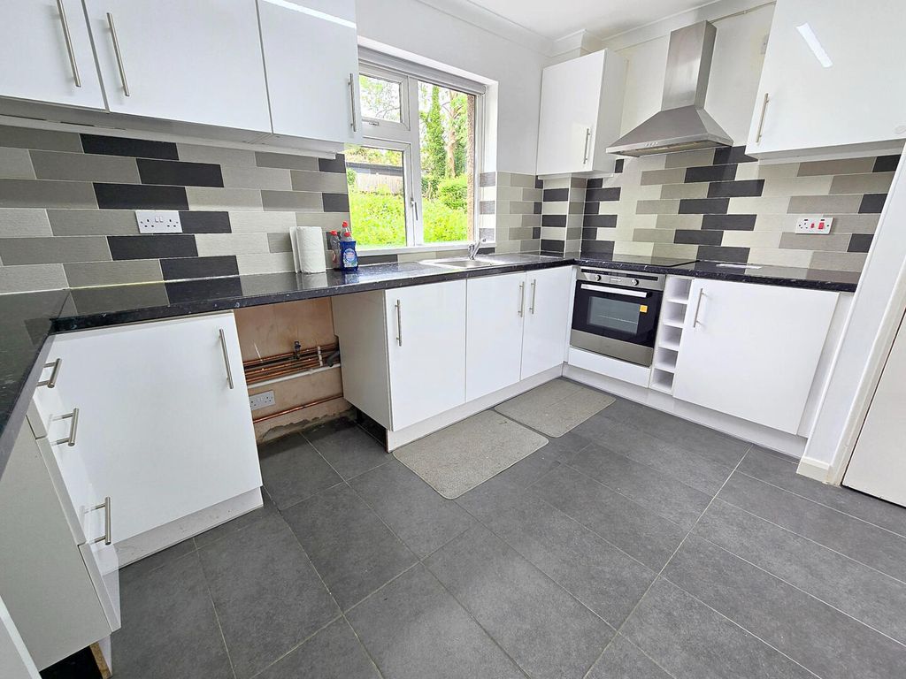 Property photo 2 of 10 Kitchen