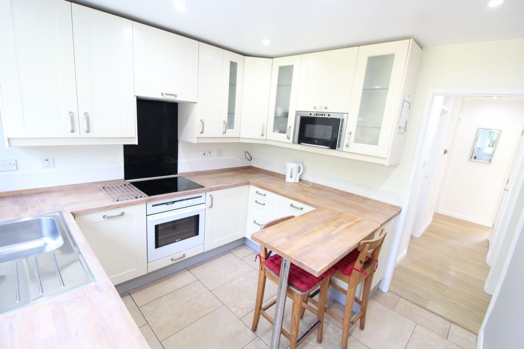 Property photo 2 of 9 Kitchen