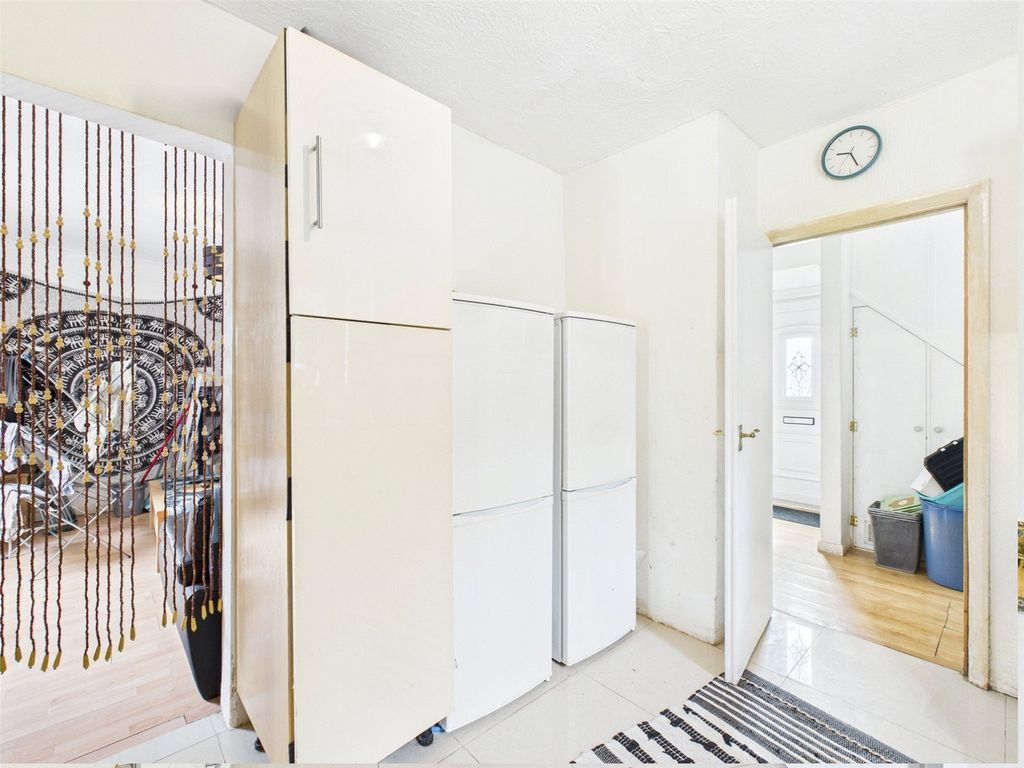 Property photo 3 of 19 Kitchen