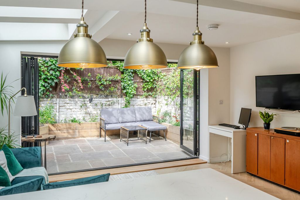 Property photo 3 of 21 1454359-17-69F9Dd...