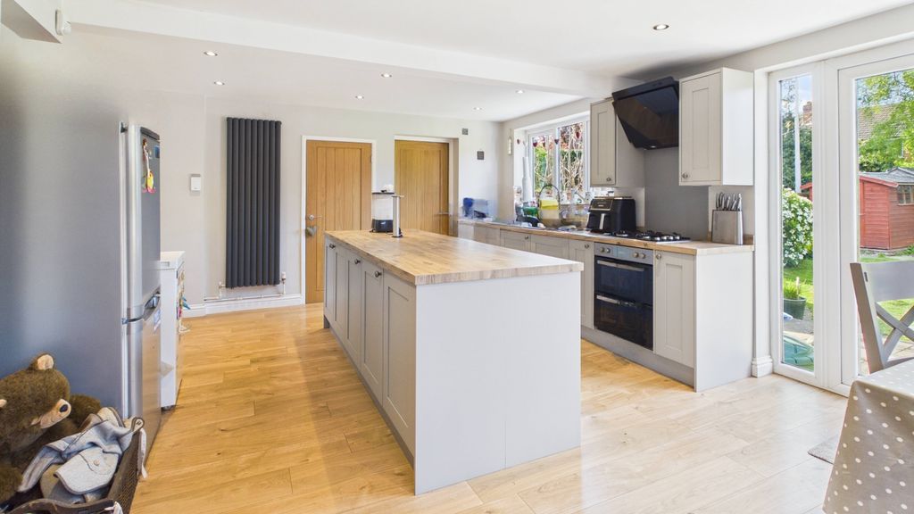 Property photo 3 of 18 New Kitch 2