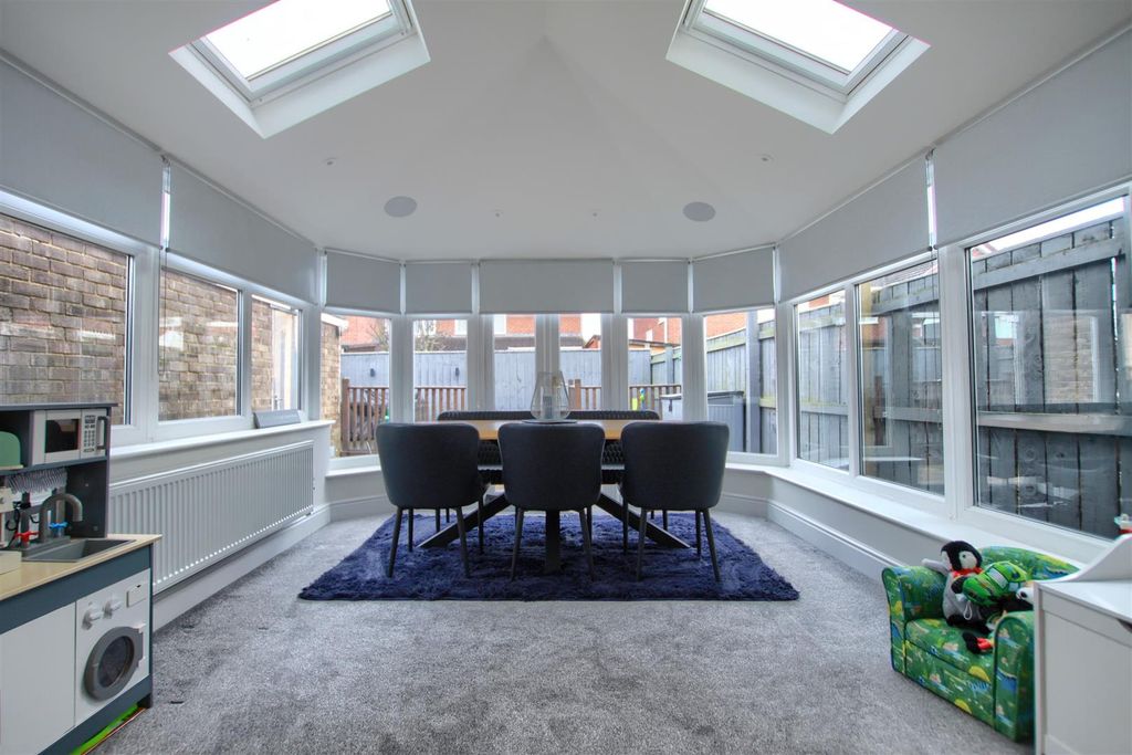 Property photo 2 of 14 Vx7.Jpg