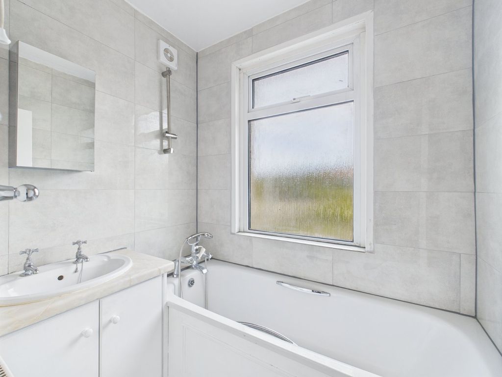 Property photo 3 of 11 Bathroom