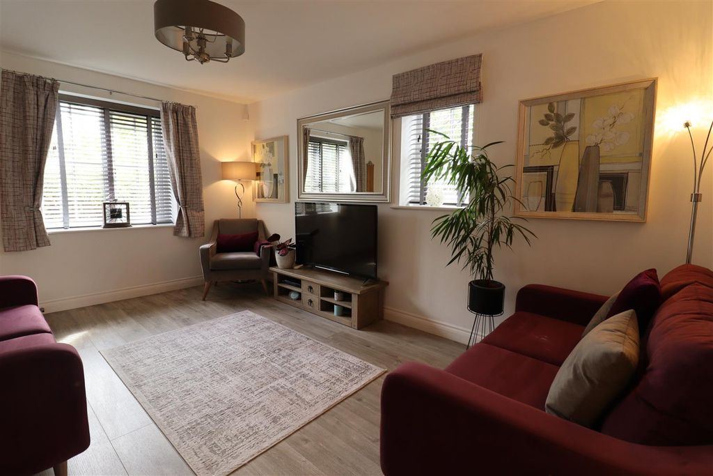 Property photo 2 of 16 Lounge