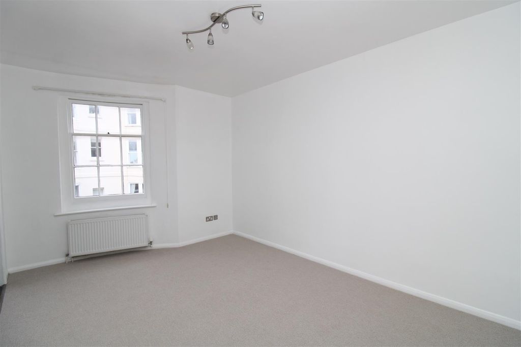Property photo 3 of 7 Living Room