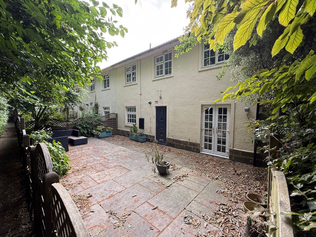 Property photo 2 of 25