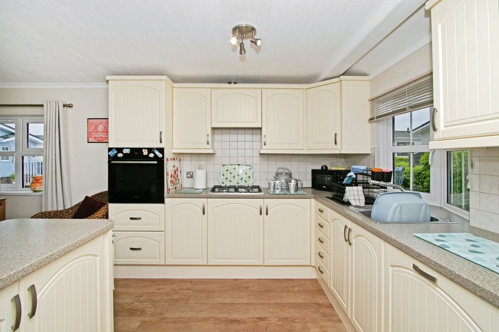 Property photo 3 of 17 Kitchen