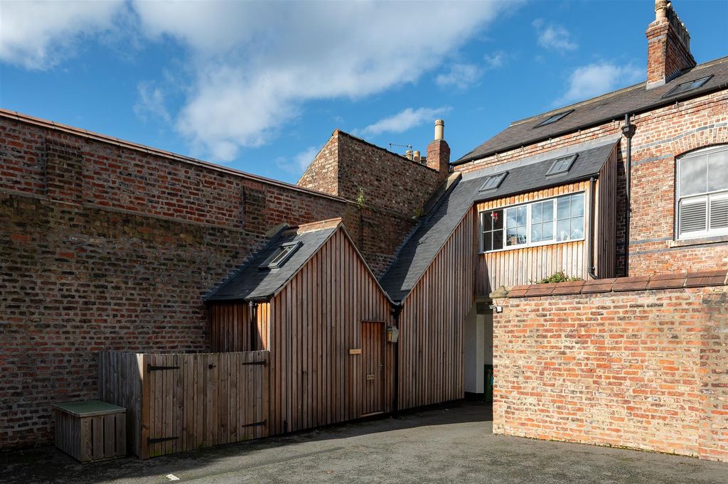 Property photo 1 of 13 External