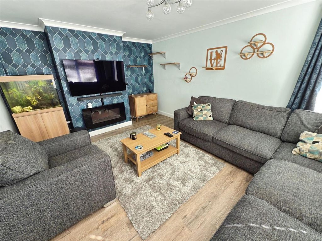 Property photo 2 of 14 33 Dixon Dr (2).Jpg