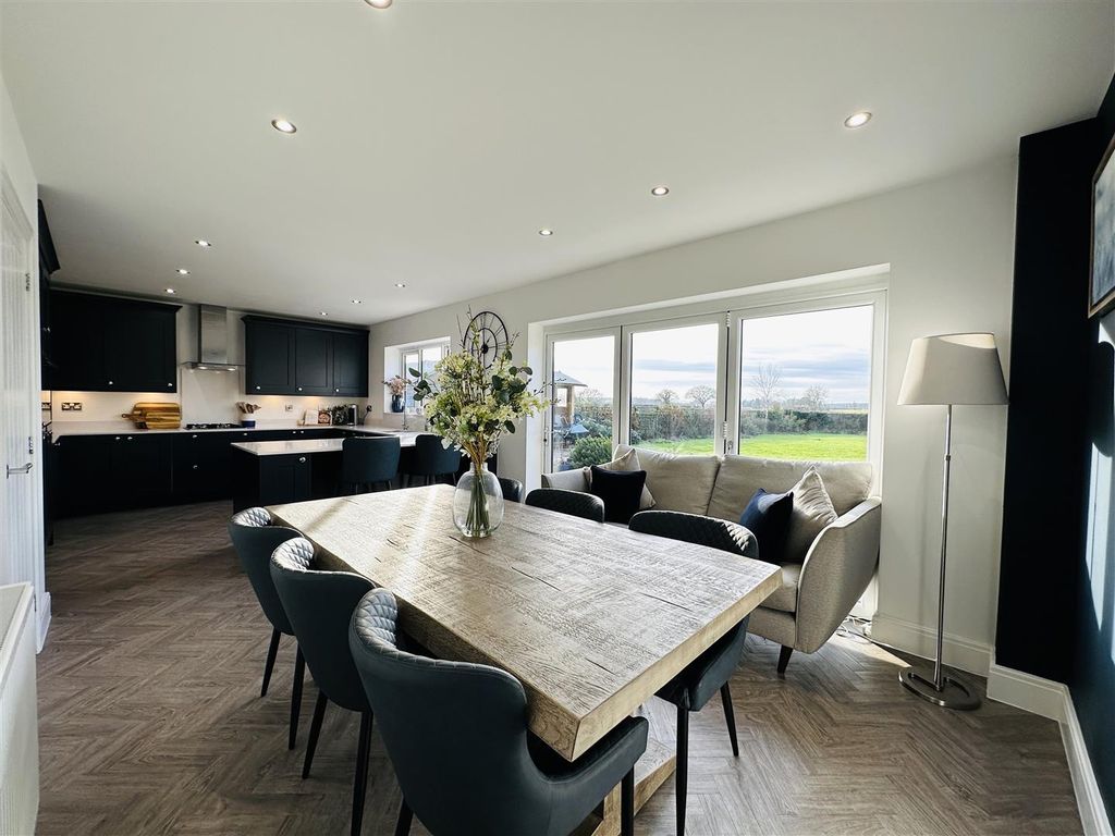 Property photo 3 of 31 Diner.Jpg