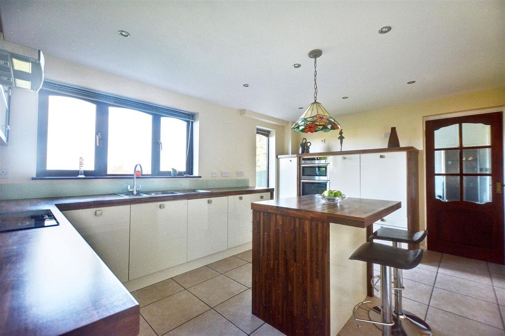 Property photo 3 of 40 Kitchen Diner_3.Jpeg