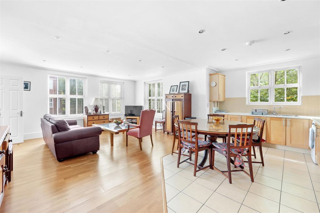 Property photo 2 of 31