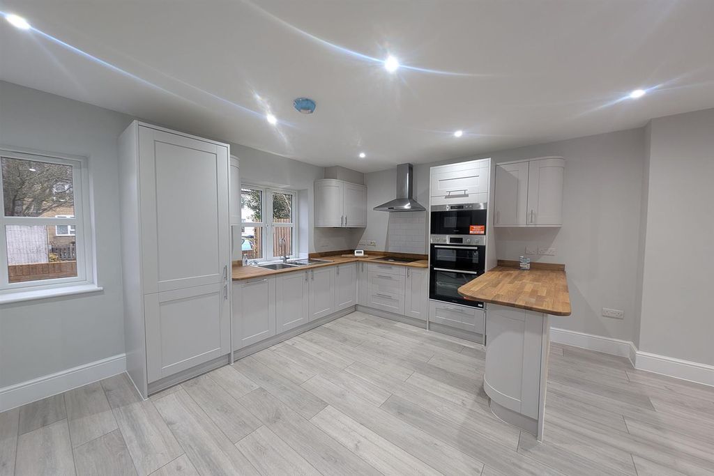 Property photo 2 of 6 Pxl_20260203_102009932.Raw-01. Kit.Jpg