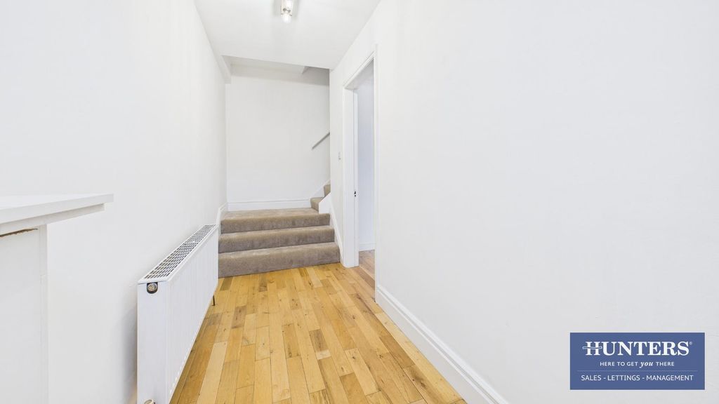 Property photo 2 of 18 Hallway