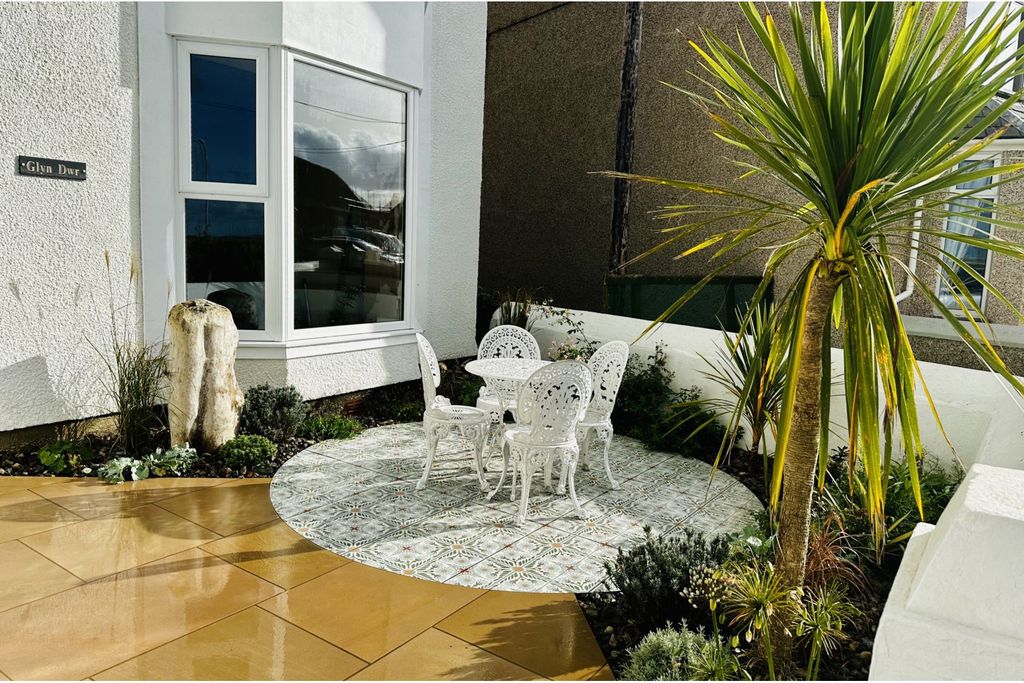 Property photo 2 of 22 Front Garden