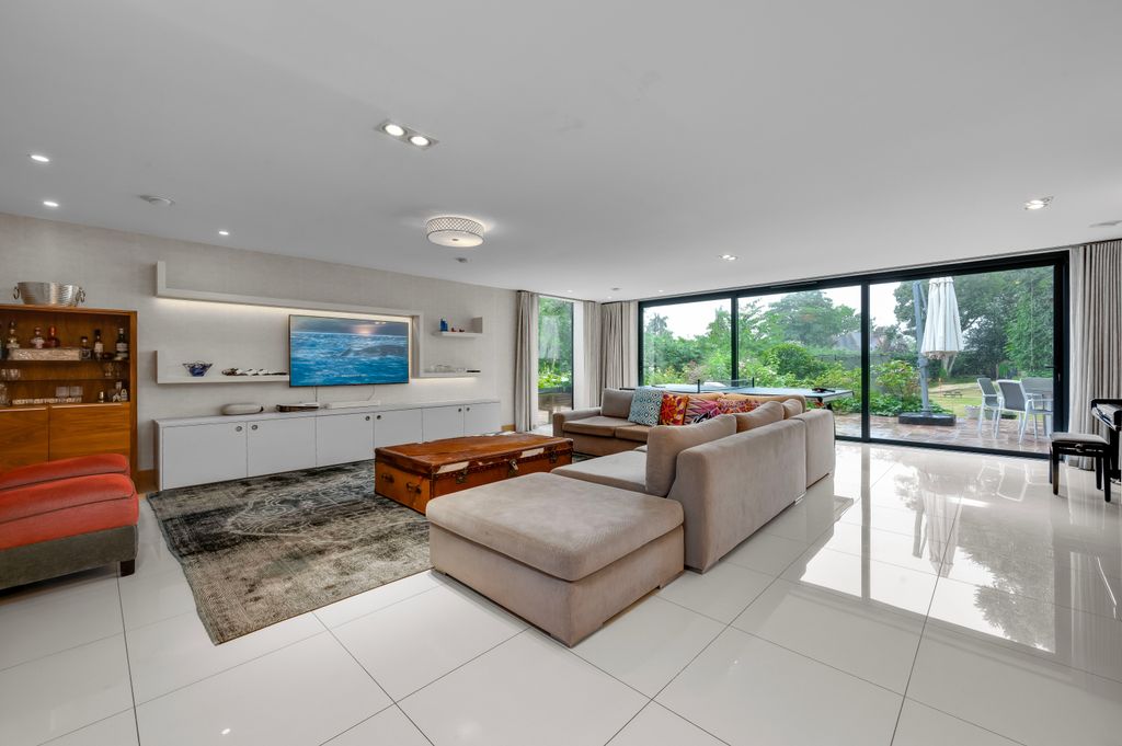 Property photo 2 of 20 Living Room