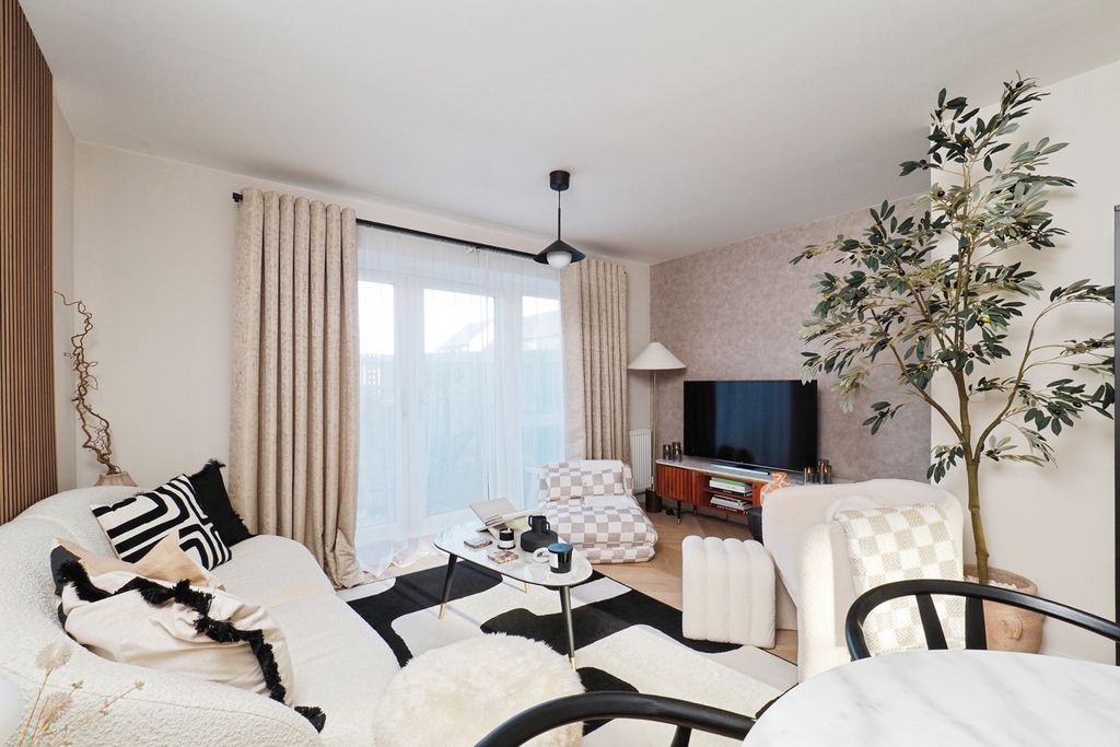 Property photo 2 of 16 Pbox-Img.Jpg