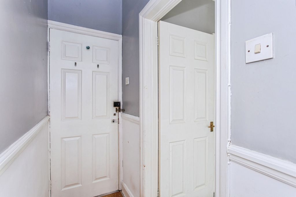 Property photo 2 of 17 Entrance Lobby