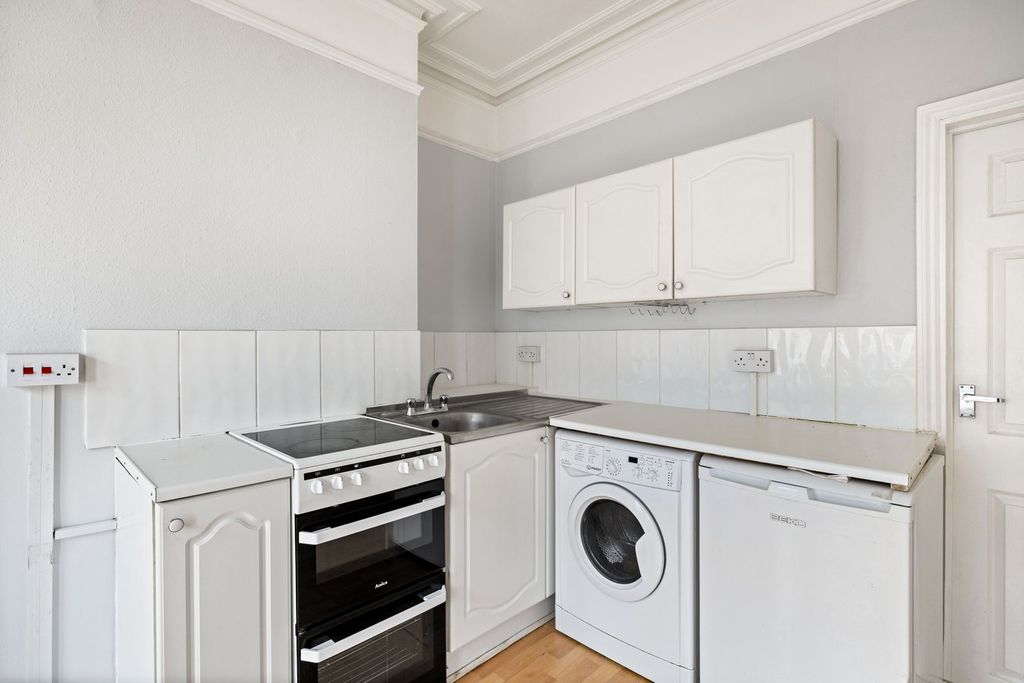 Property photo 3 of 9 Kitchen/Living Room