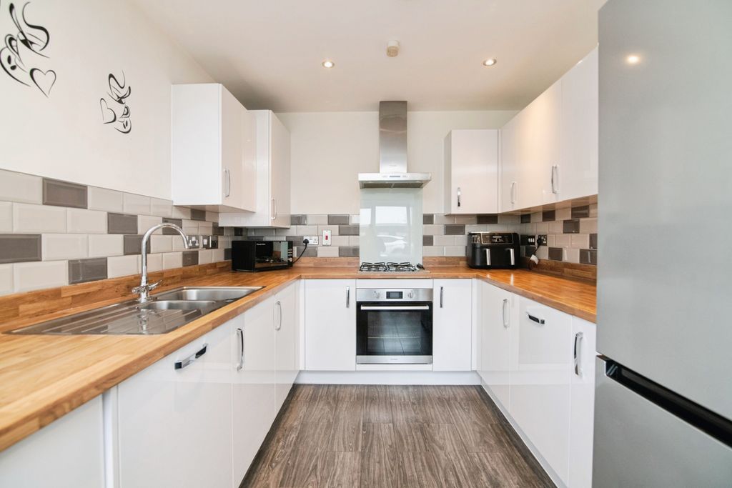 Property photo 3 of 21 Kitchen