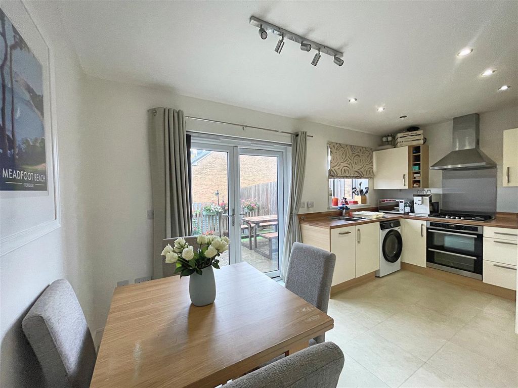 Property photo 3 of 15 Kitchen / Diner